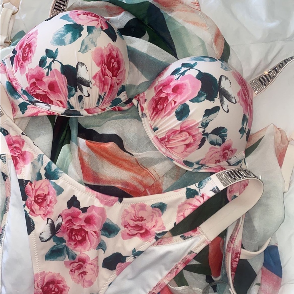 Victoria’s Secret bombshell shine strap bikini set